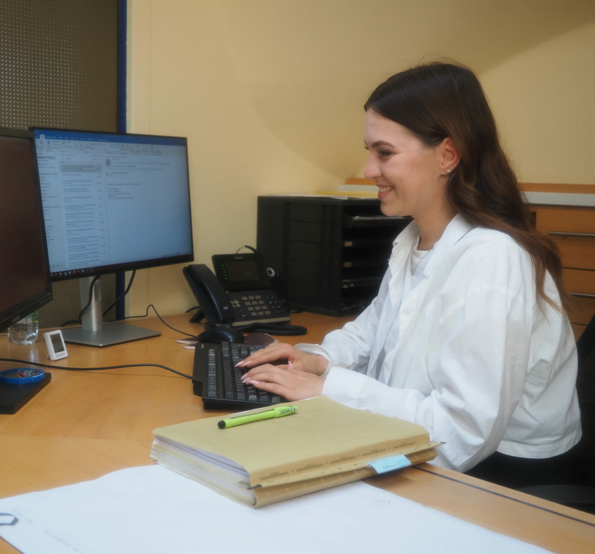 Laura Hochstätter im Büro